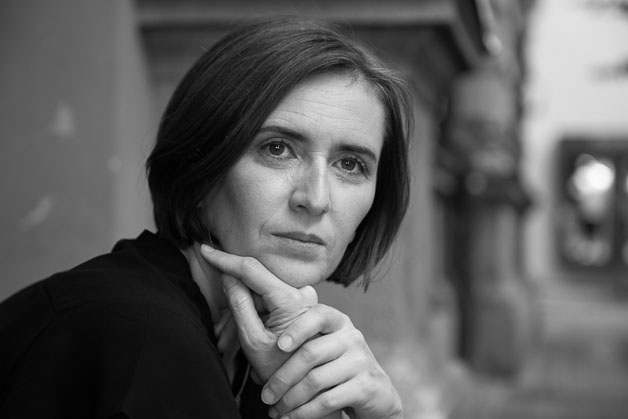 Veliko lice žene srednjih godina s zamišljenim pogledom.