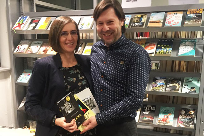 Aleksandra ponosno predstavlja svoje knjige zajedno sa suprugom Martinom.