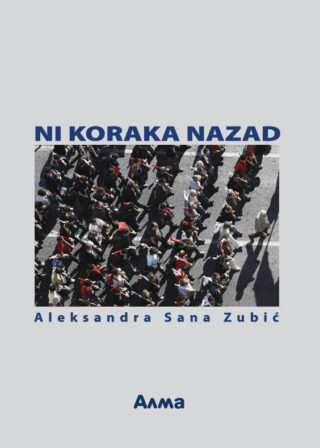 “Niti koraka unazad” – Demonstracija u nekoliko redova, fotografisana iz ptičje perspektive. Neki demonstranti nose crvene zastave.