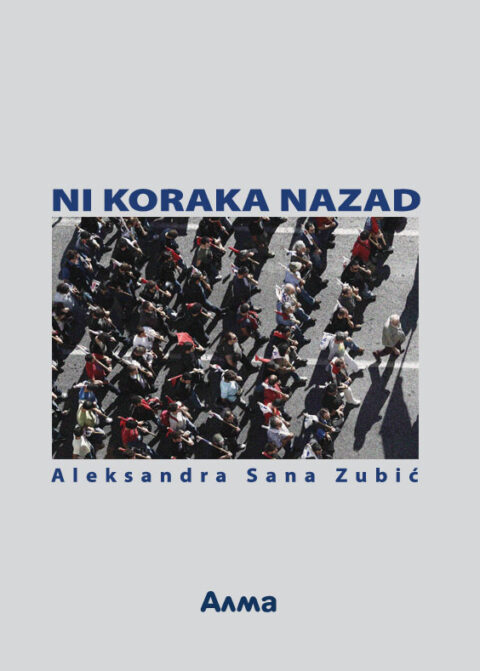 “Niti koraka unazad” – Demonstracija u nekoliko redova, fotografisana iz ptičje perspektive. Neki demonstranti nose crvene zastave.