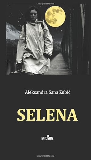 Selena – Schwarz-weißes Bild eine Frau, die mit Koffer über die Brücke geht. Im Hintergrund großer gelber Mond.